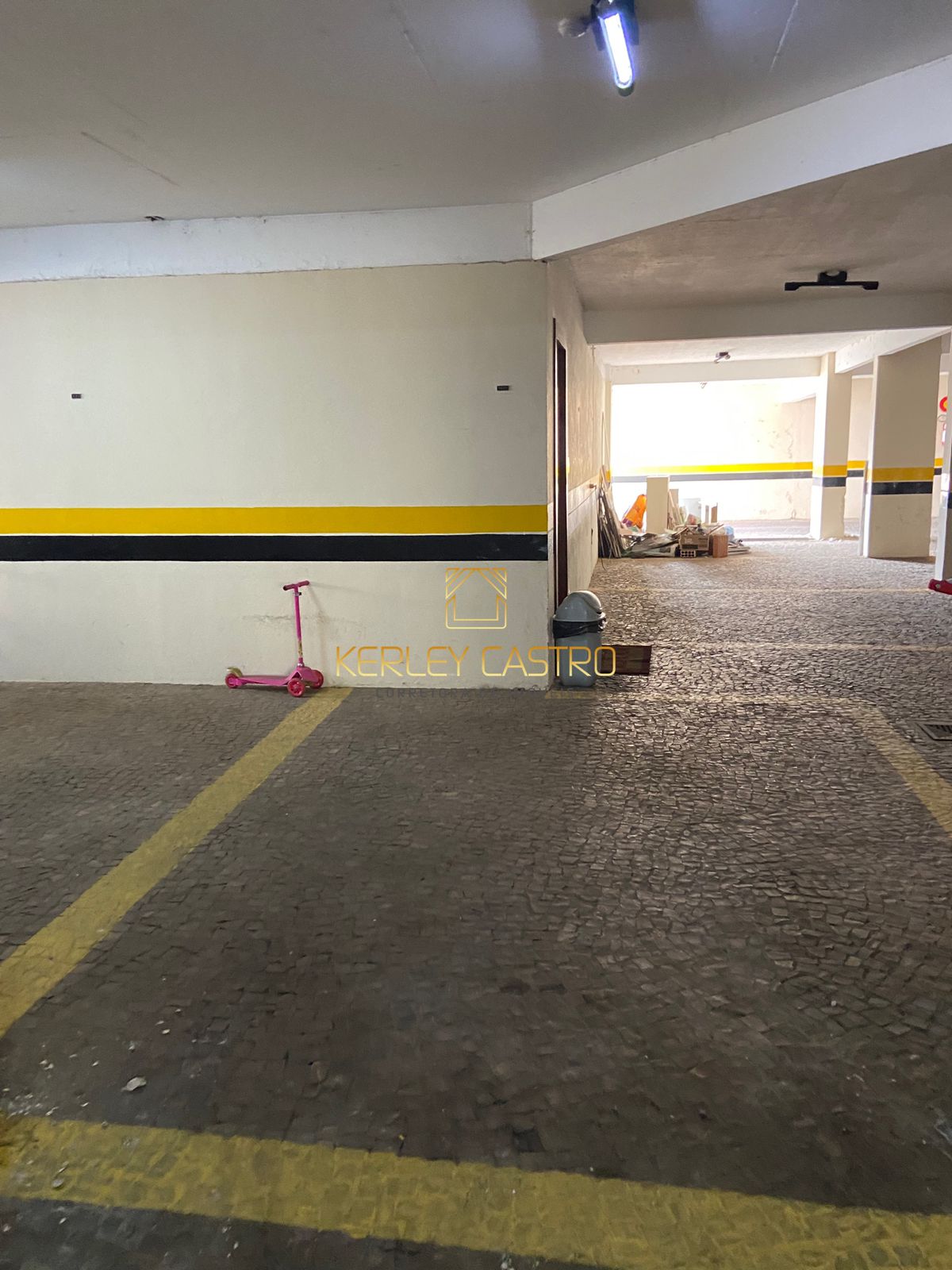 VENDO ESPAÇOSO APARTAMENTO DE QUATRO QUARTOS NO CENTRO DE SETE LAGOAS 